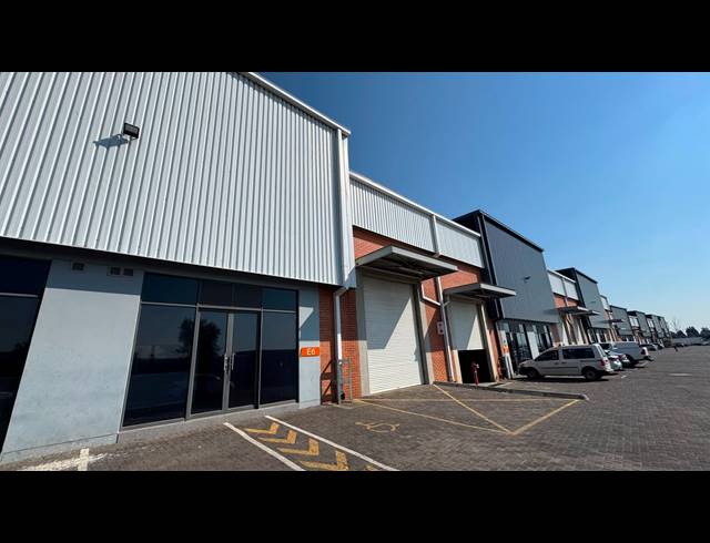 325M² WAREHOUSE TO LET IN LONGLAKE